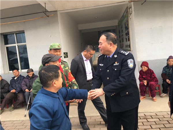 保安支队支队长周鸣慰问敬老院老人.jpg