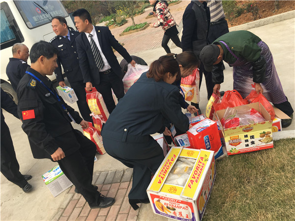 给敬老院的老人们准备的食物.jpg