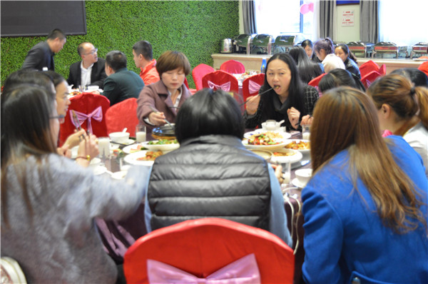 活动之后大家在欢乐的聚餐.jpg
